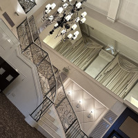 チャペルと披露宴会場を結ぶ大きな階段