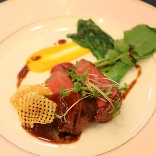 メインの牛肉は北海道産のようで、赤ワインソースが良かった