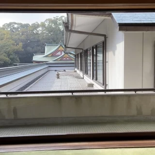 会場の窓は大きいのが2面