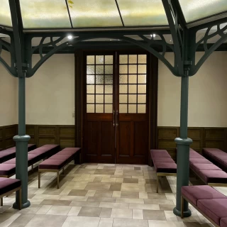 挙式会場。バージンロードは短め。