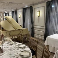 披露宴会場にあるピアノ