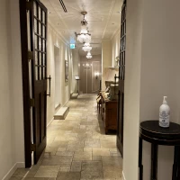 階段を上がった先の披露宴会へ向かう廊下