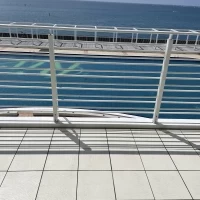 2階からと目の前にはプールと海が広がっている