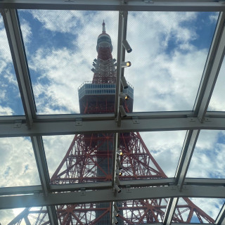 チャペルの天井からは東京タワーが見えます。