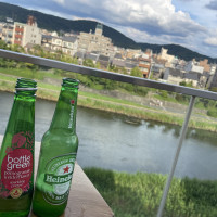 披露宴会場の大きな窓からの景色とビールビュッフェのビール