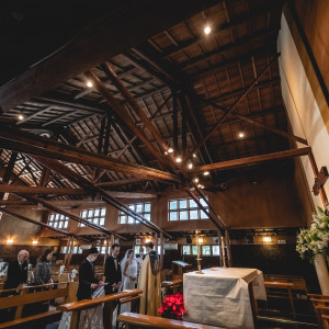 天井の梁と木漏れ日が素敵なコントラスト|650053さんの聖オルバン教会の写真(1744331)