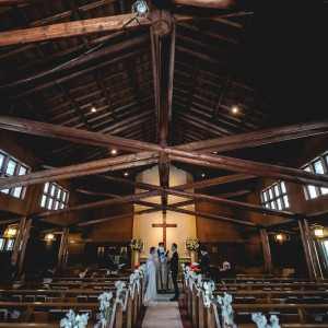 天井の梁と木漏れ日が素敵なコントラスト|650053さんの聖オルバン教会の写真(1744332)
