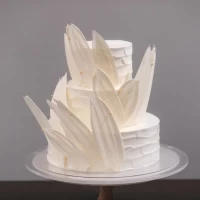 ウエディングケーキのデザインは既製からアレンジを追加