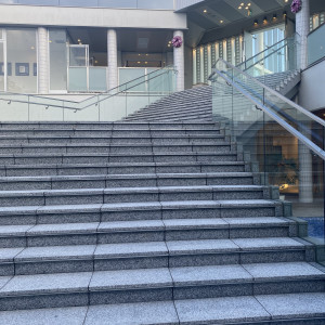 挙式会場から階段を降りてフラワーシャワー|650354さんのラ・メゾン Suite 姫路の写真(1737786)