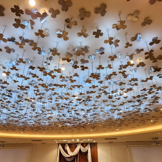 披露宴会場の天井は四つ葉のクローバー探しを楽しめます!