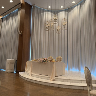 メインテーブル 後ろが窓な事もあり開放感を感じました