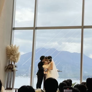 桜島をバックにしたチャペルがとっても素敵