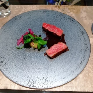 肉料理の一部です。とても、お洒落で美味しいです。