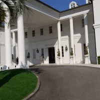 建物の入口付近の写真です。とても、白色で統一され綺麗です。