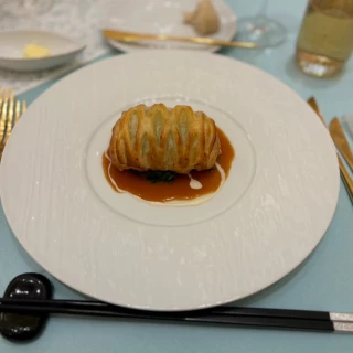 魚料理
平目のアンクルート
パイ生地で湯葉と大葉