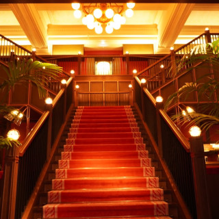 赤い大階段が印象的。