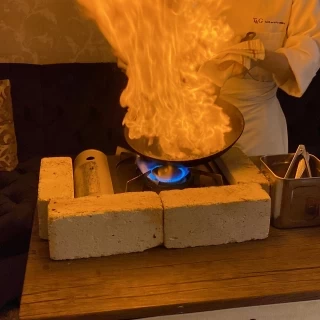 目の前で肉料理の仕上げをしてくださいました