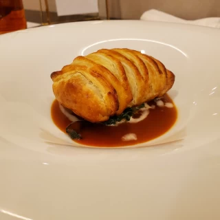 サクサクの平目のパイ包み。甲殻類のソースがよく合う!