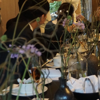 披露宴会場のテーブル・お花