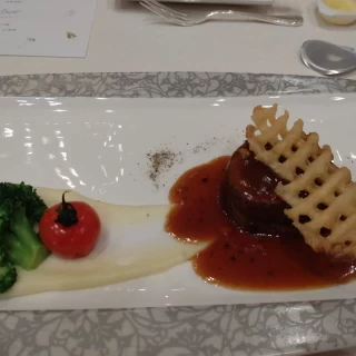 お肉が柔らかく、ソースは癖がなく絶品でした。