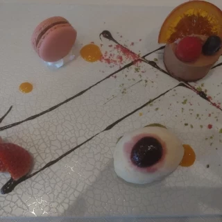 デザート。盛り付けが綺麗で食べるのがもったいなかったです。