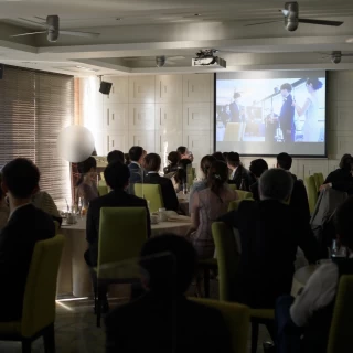 スクリーンは会場にひとつです