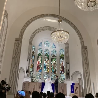 天井が高くステンドグラスが綺麗でした。