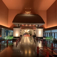 室内に神社があるような装飾です