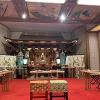 神殿です。正面から見た印象