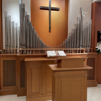 祭壇とパイプオルガン
