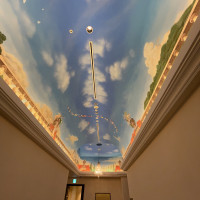 チャペル前の天井に空の絵が描かれている