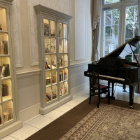 ケルムスコットマナー
本棚とピアノ