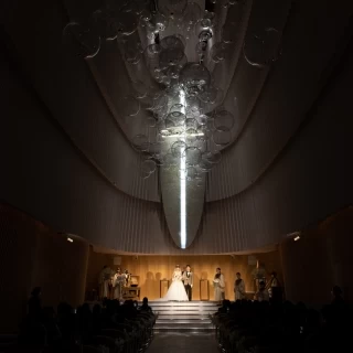 結婚証明書を記入したあとのシーン