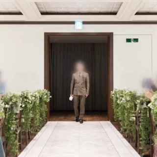 新郎入場
ゲスト少なめなので後ろの席は寂しめ