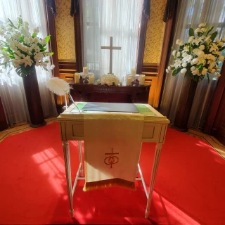 貴賓館内チャペルは自然光がよく入ります