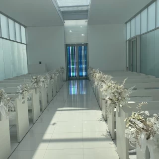 透明な箱っぽいチャペル