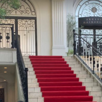 門を入ると見えてくる赤い絨毯の大階段はとても魅力的です。