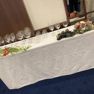 空いてしまったスペースにはこのようにグラスや食材が並びます