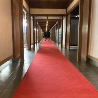 雨の日はこちらで参進を行います