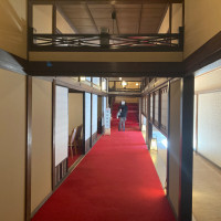 神路のお部屋などの会場はこのような廊下を通って向かいます