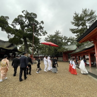 神職の方と巫女さんが先導してくれます