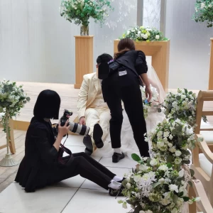 チャペルをスタジオとして選ぶと普通はできない体勢での撮影も可|652064さんの小さな結婚式 神戸西宮店（サンパレス六甲）の写真(1729707)