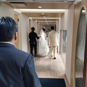式に向かう途中の通路です|652064さんの小さな結婚式 神戸西宮店（サンパレス六甲）の写真(1729736)