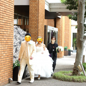 写真スタジオから別のスタジオに移動中です。|652064さんの小さな結婚式 神戸西宮店（サンパレス六甲）の写真(1729727)