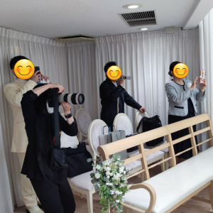 カメラマンの撮影中、家族も自由に撮影できます。|652064さんの小さな結婚式 神戸西宮店（サンパレス六甲）の写真(1729705)