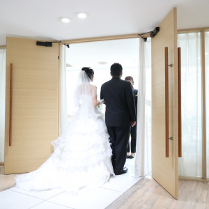 新婦と父親の入場です。チャペルの入り口の外側です。|652064さんの小さな結婚式 神戸西宮店（サンパレス六甲）の写真(1729725)