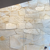 挙式会場の石造の壁