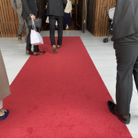 挙式会場前にも赤いカーペット