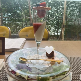 試食したデザート（いちごとパンナコッタ、カヌレ）