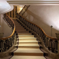 大階段とは別の階段。ホテル内にフォトスポットが多い。